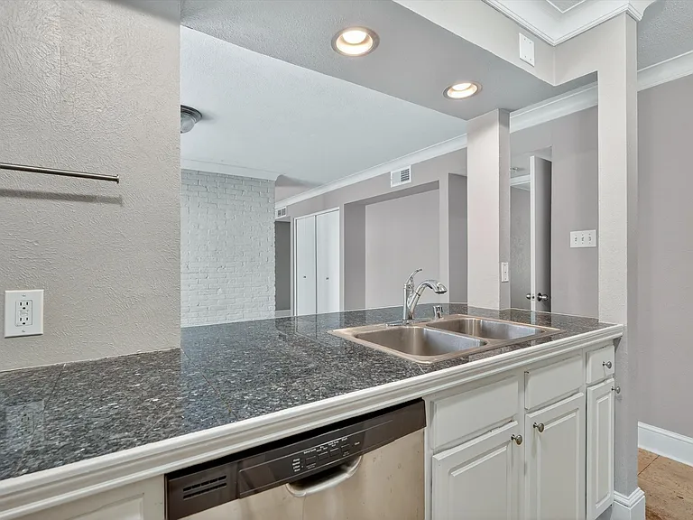 5932 Sandhurst Ln #114 — Photo 19