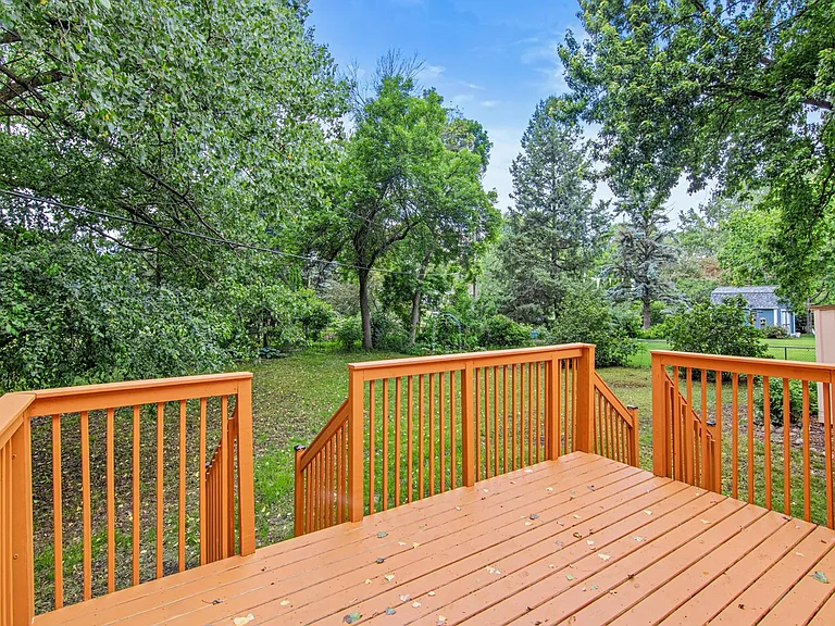 3225 Lanewood Ln N — Photo 33