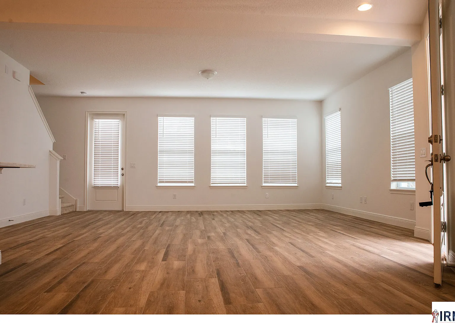 3 bed 2.5 bath townhome 2 car garage — Photo 4