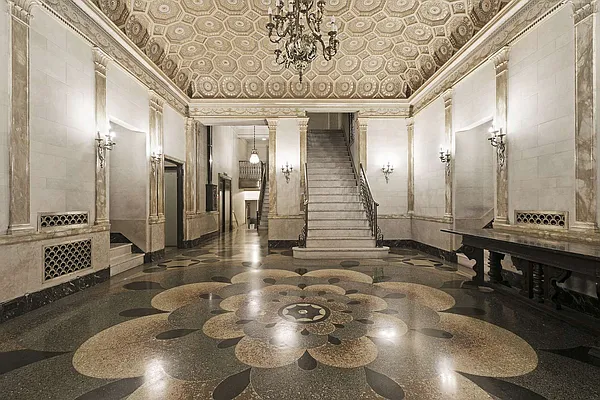 Sold by Compass | media 25