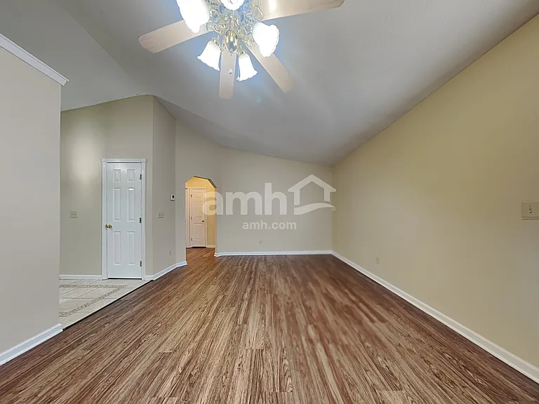 912 Marcia Dr — Photo 5