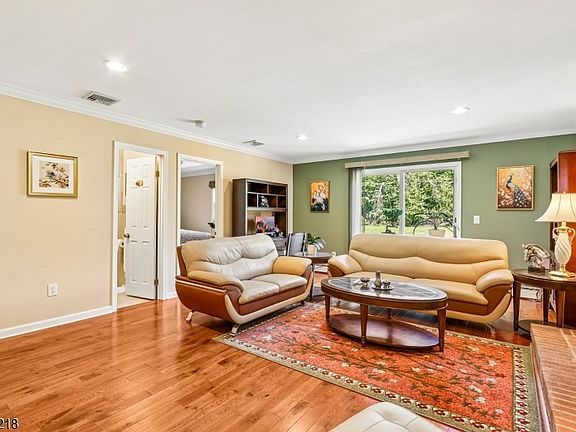 3rd image of 718 New Dover Rd