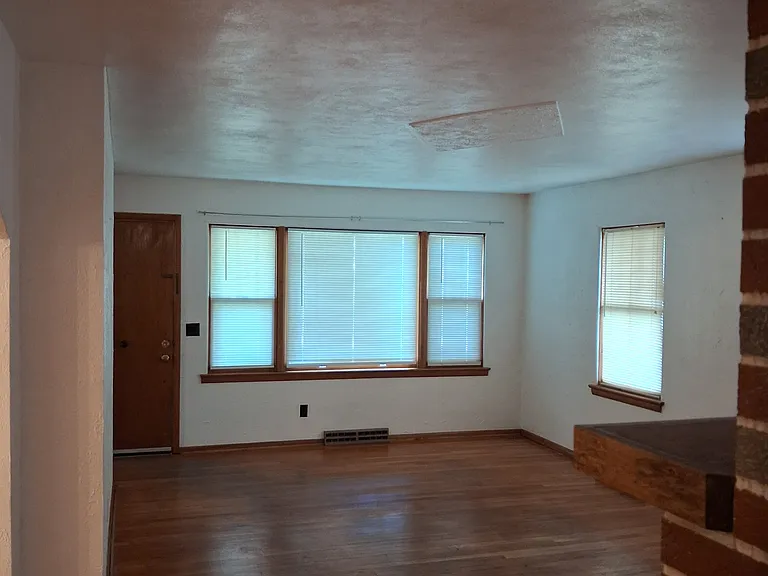 705 W Kelley St — Photo 8