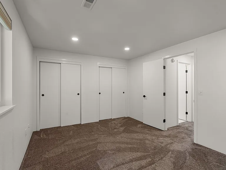 Talent Parkside Apartments — Photo 27