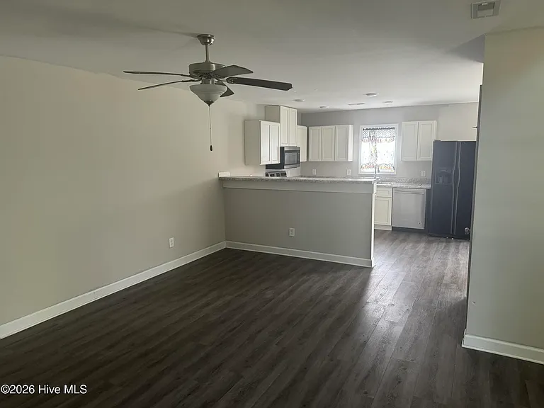 214 Jordan Ln — Photo 3