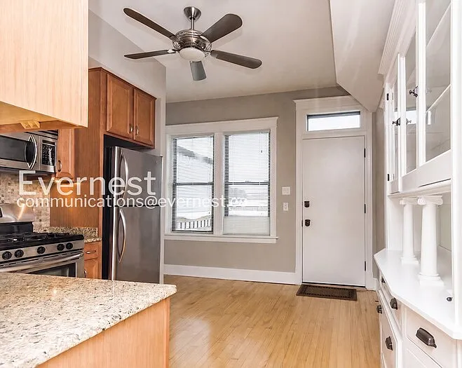 2 bed, 1.0 bath, 900 sqft, $2,390 — Photo 4