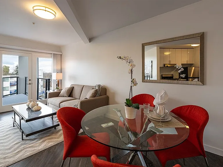 Hamilton- Your Bright, Modern City Home! — Photo 12