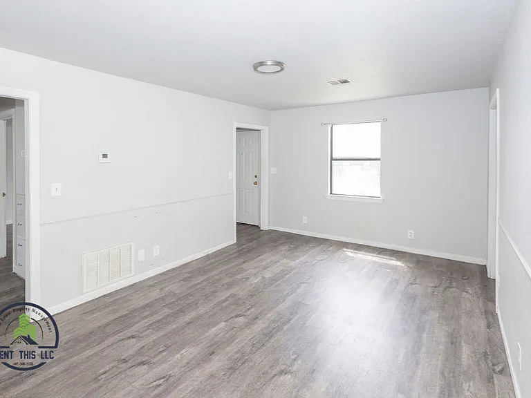 711 W Elder Ave — Photo 8