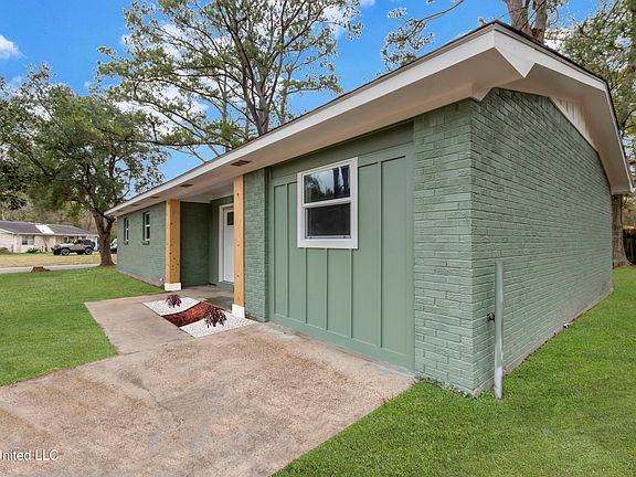 3rd image of 2518 Parkdale Cir