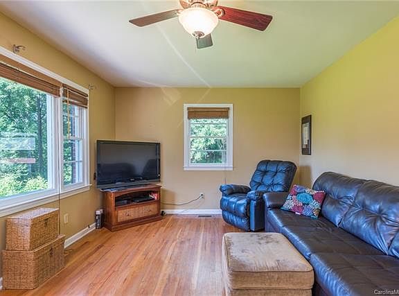 4th image of 273 Hawkins Dr W
