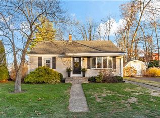 27 Linwood Rd, Cumberland, RI 02864