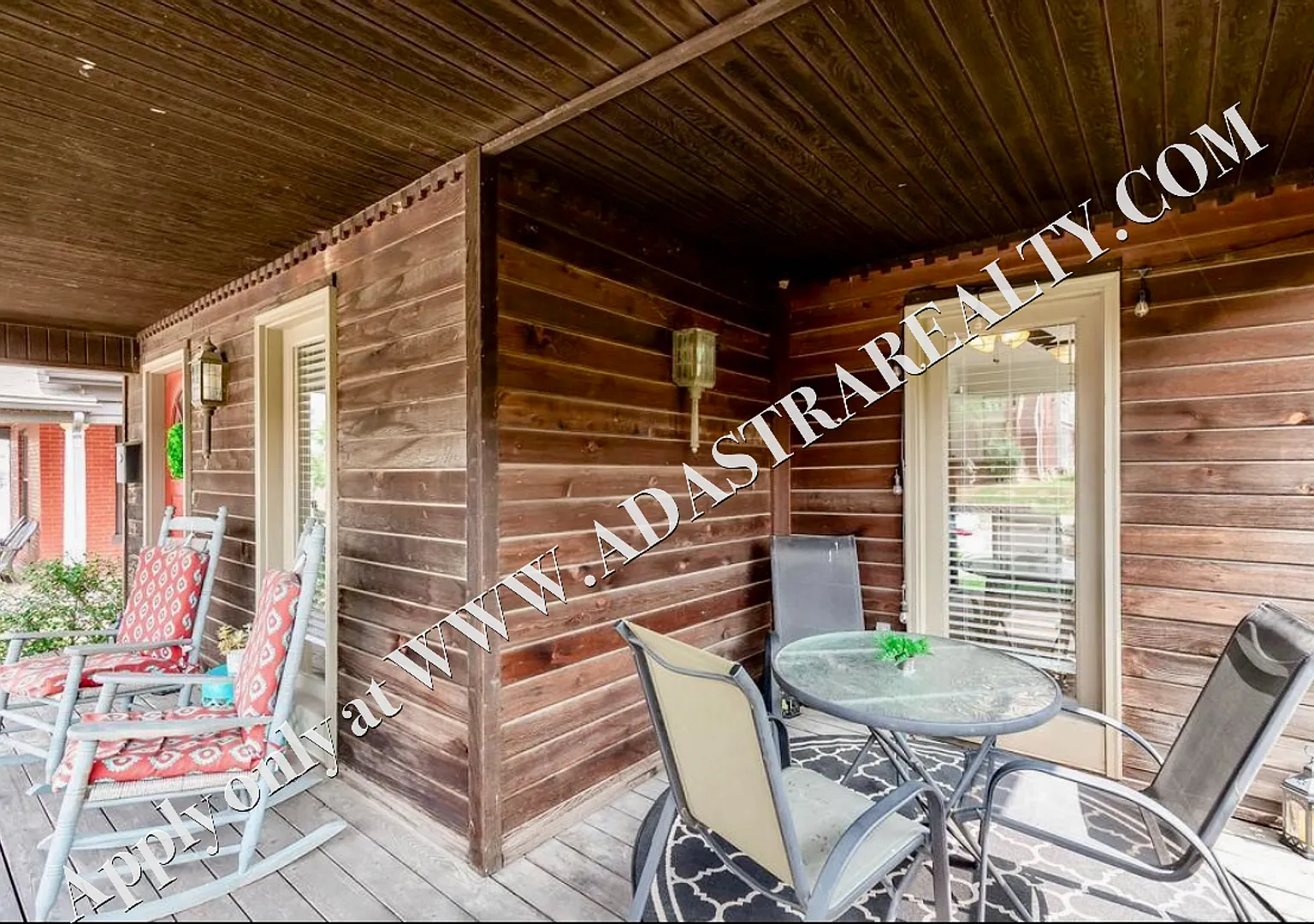 Inviting 3 Bedroom Close to Everything-Available NOW!! — Photo 4
