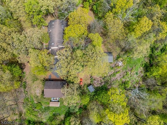 5th image of 14 Beaver Brook Dr