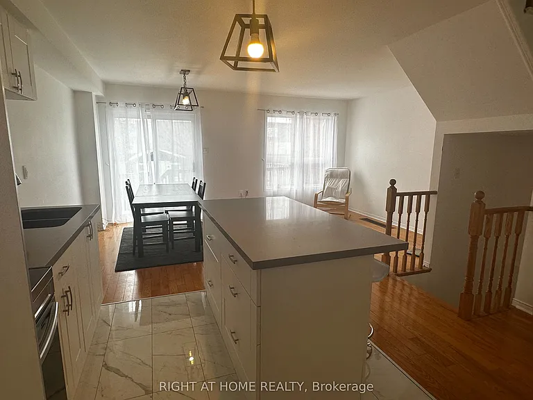 54 Henderson Cres — Photo 4