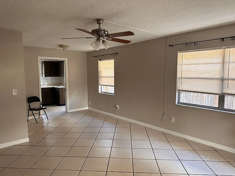 702 Heritage Ln — Photo 11