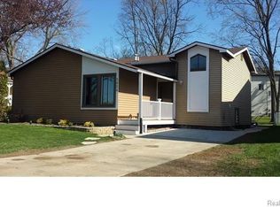 3834 Oak Knoll Rd, Waterford, MI 48328