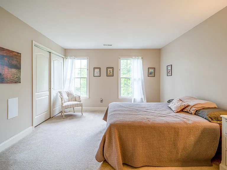 1115 Amanda Dr — Photo 4