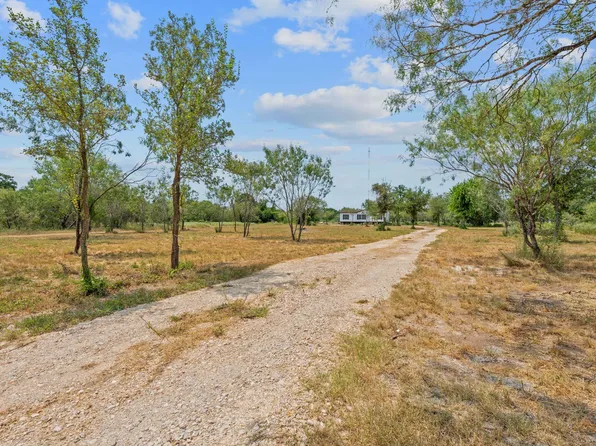 1375 Plant Rd, Luling, TX 78648