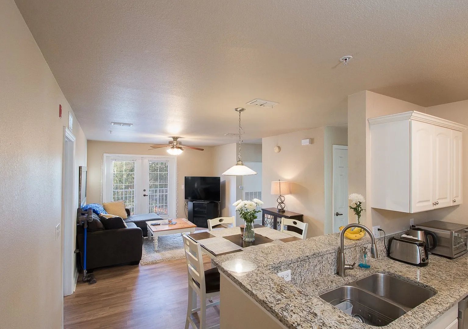 Oxford Terrace II: 4/4 luxury apartment just 3 blocks from UF & 1 block from Sorority Row. Now Re... — Photo 1