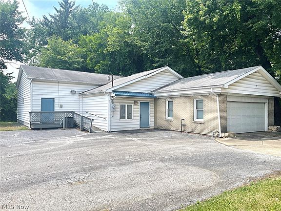 2nd image of 2865 Mahoning Ave NW