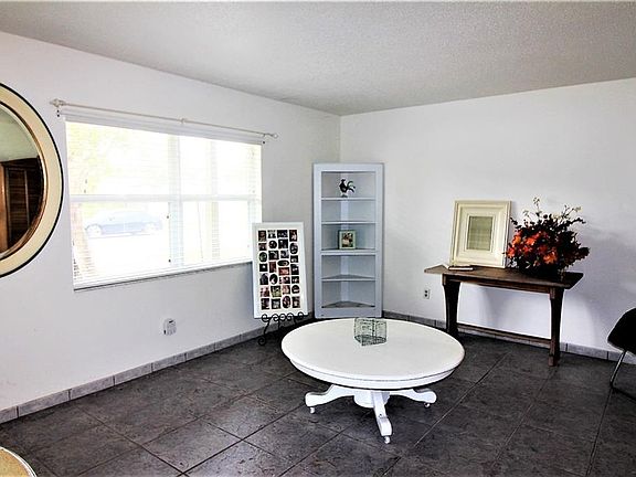 3rd image of 407 S Lavon Ave