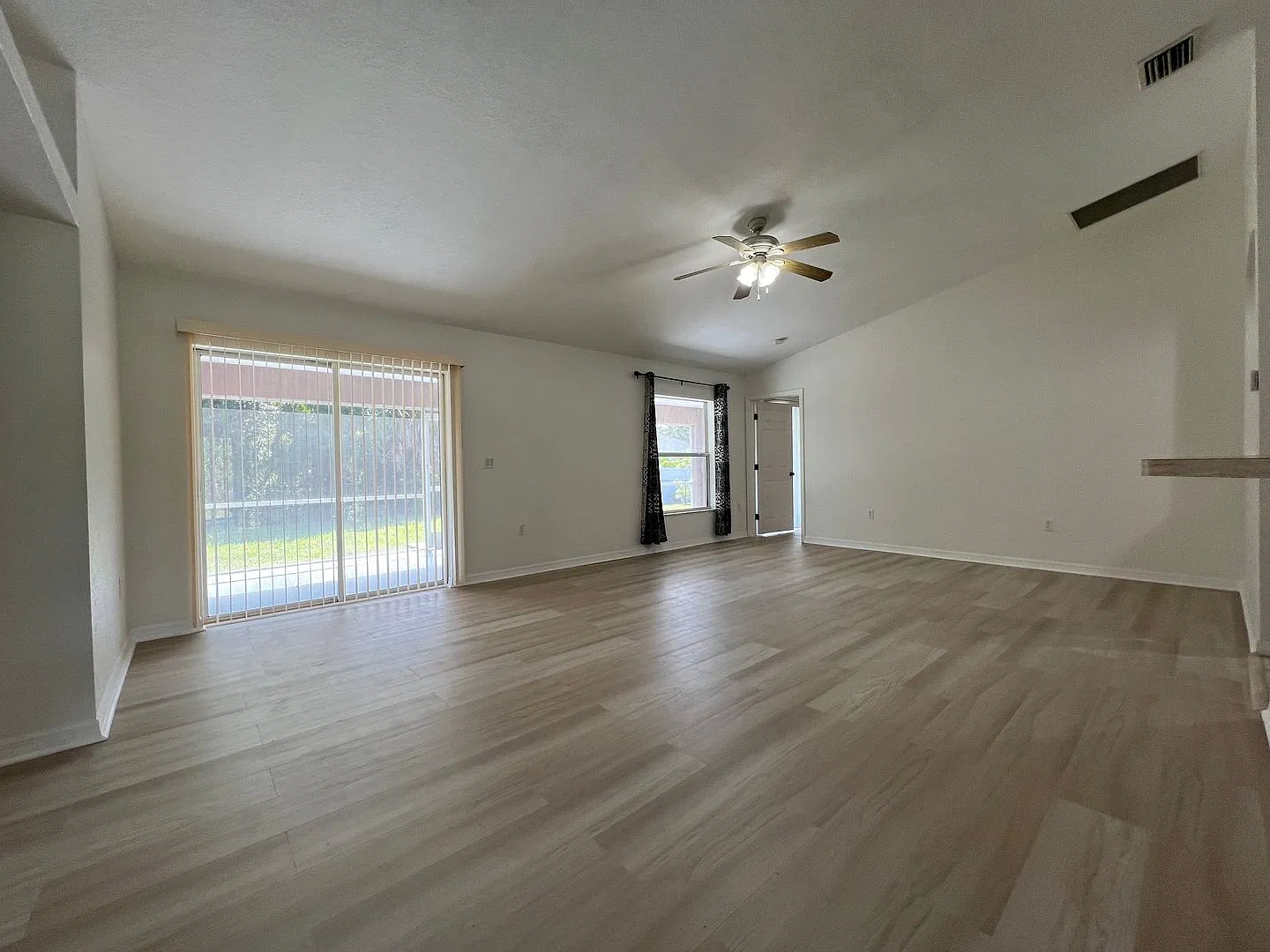 $1,895 ** 3 Bed / 2 Bath * Single Family Home — Photo 4