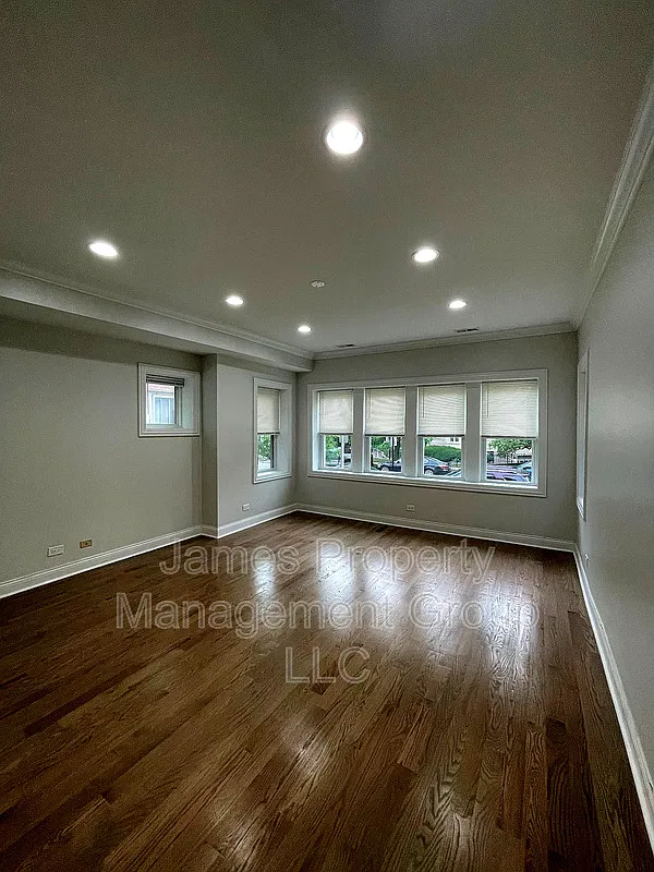 3 bed, 2.0 bath, 1300 sqft, $2,300 — Photo 2