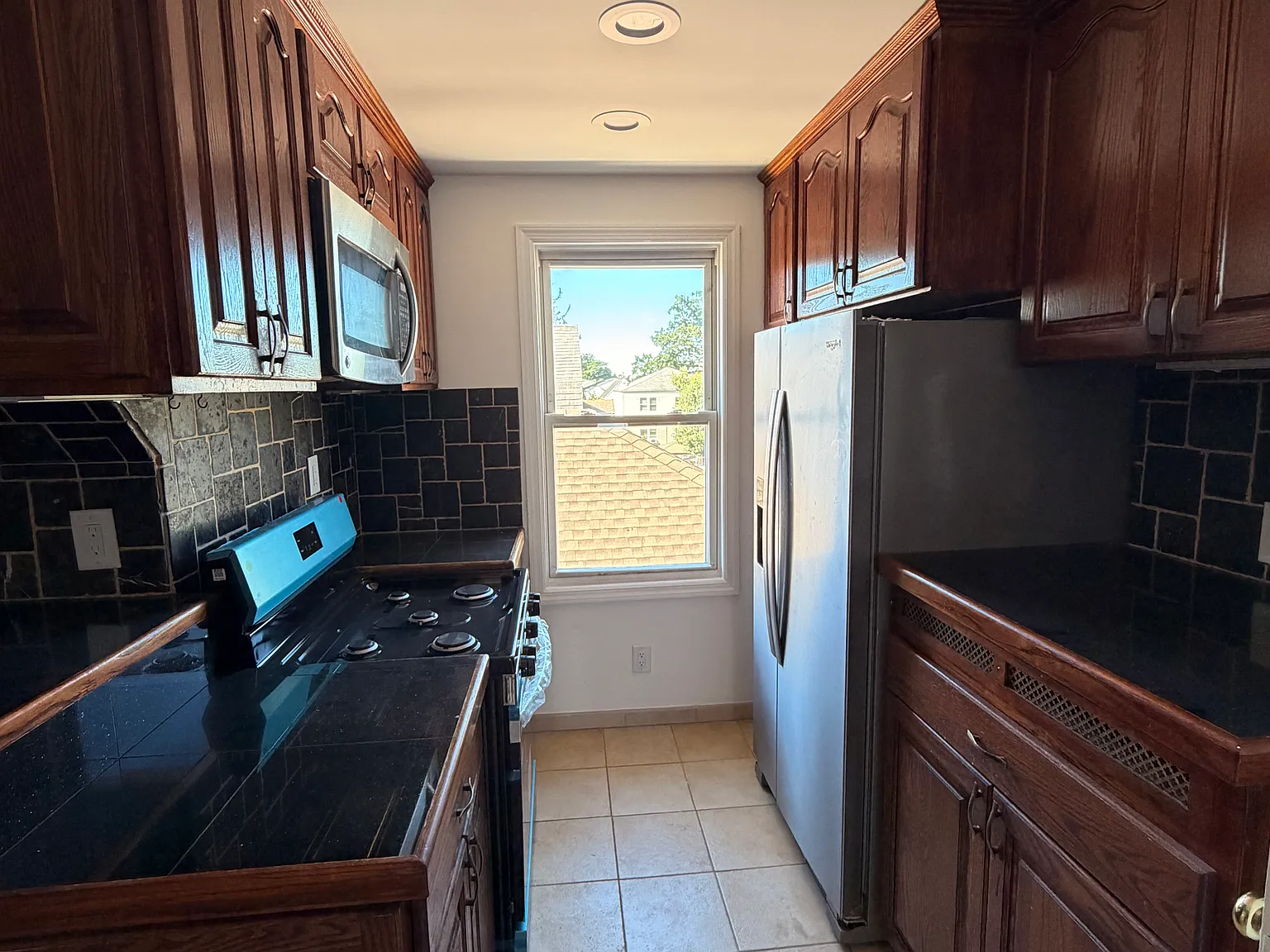 2 bed, 825 sqft, $2,400 — Photo 3