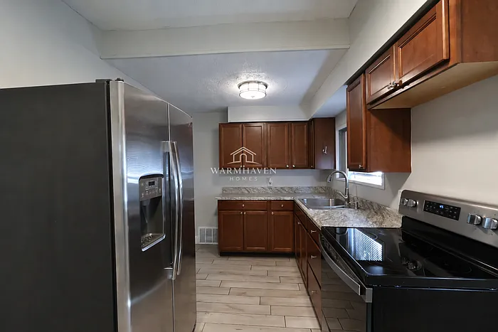885 Brown St — Photo 4