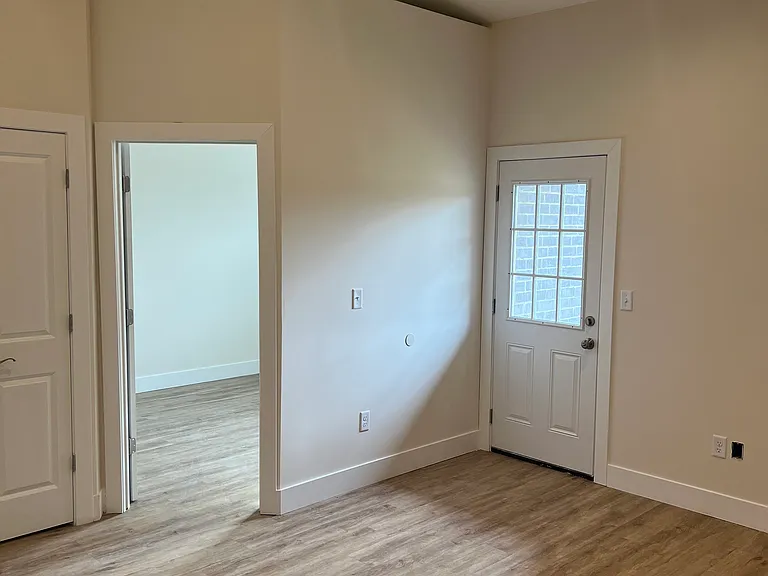 409 Court Yard Ln — Photo 26