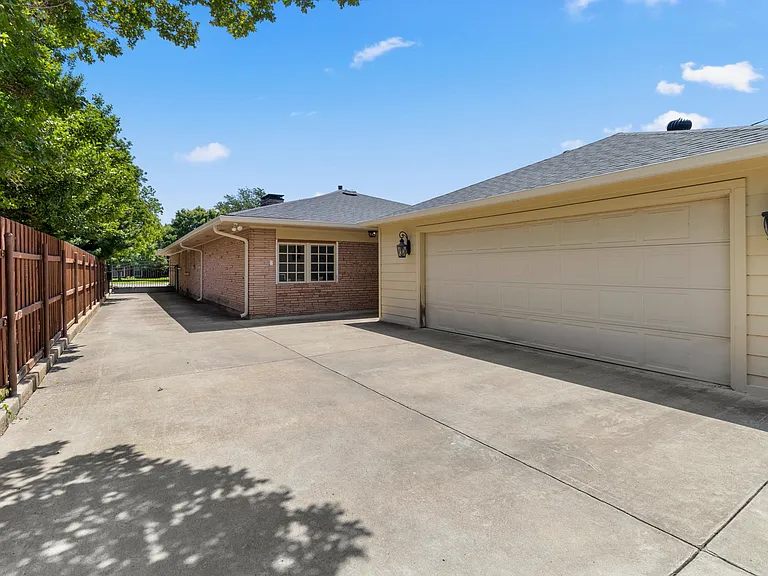 11451 Parkchester Dr — Photo 37