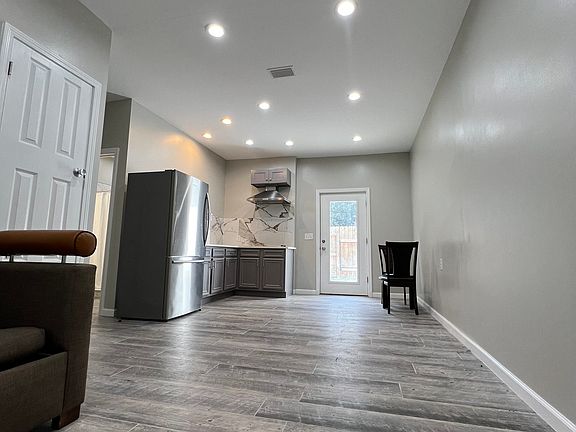 3rd image of 6615 Tippin Ave #2