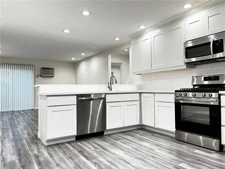 7631 Amazon Dr — Photo 2