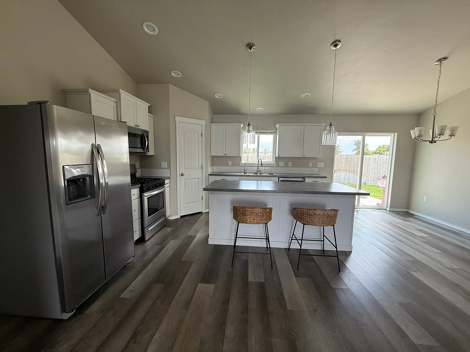 4 bed, 1576 sqft, $2,100 — Photo 3