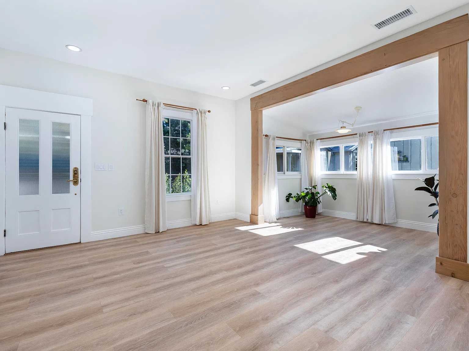 3 bed, 1.0 bath, 1039 sqft, $6,800 — Photo 2