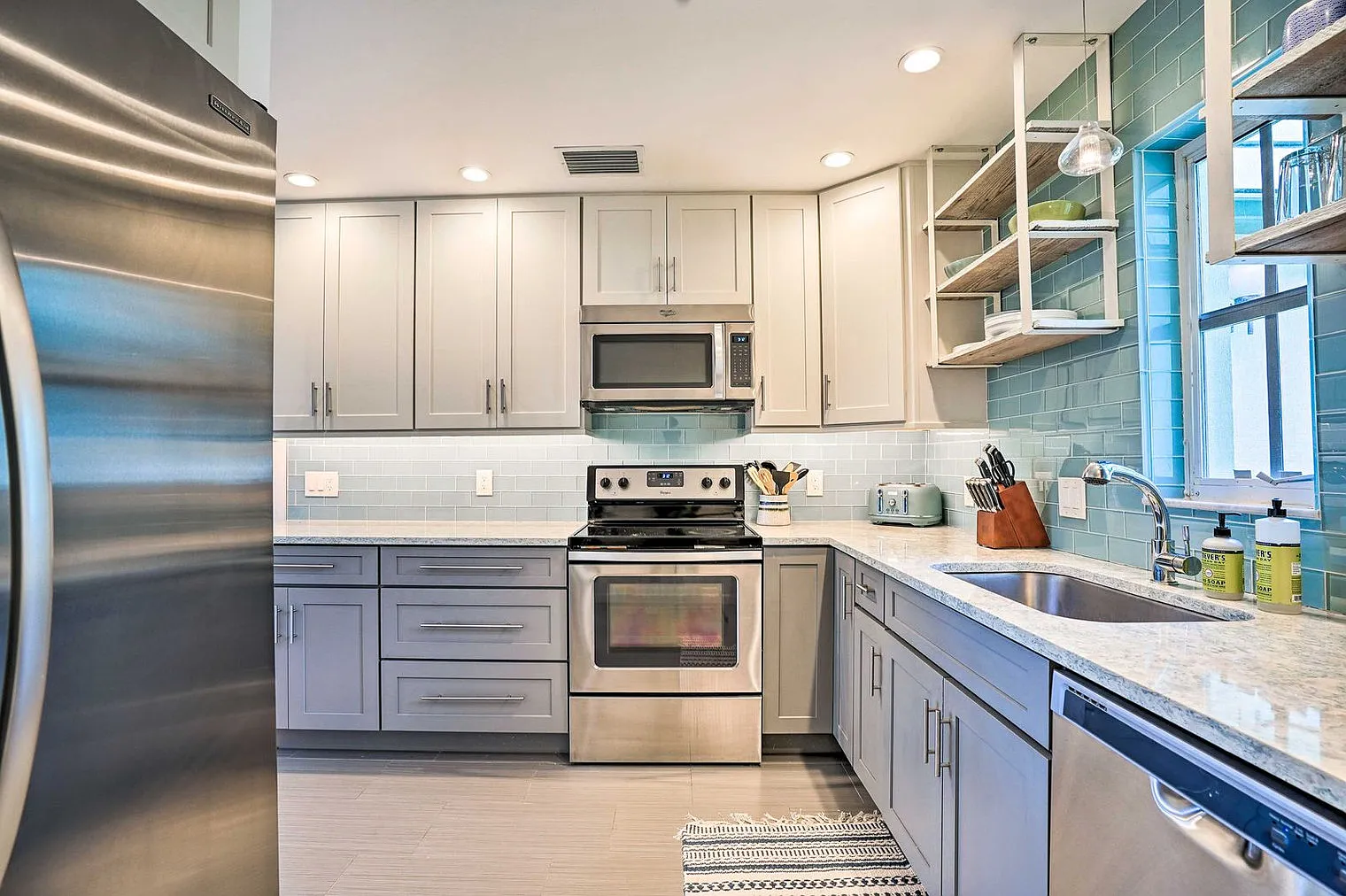 3 bed, 2.0 bath, 1689 sqft, $8,350 — Photo 4