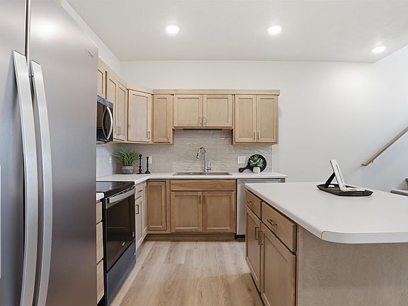 3rd image of 2802 S Broek Dr