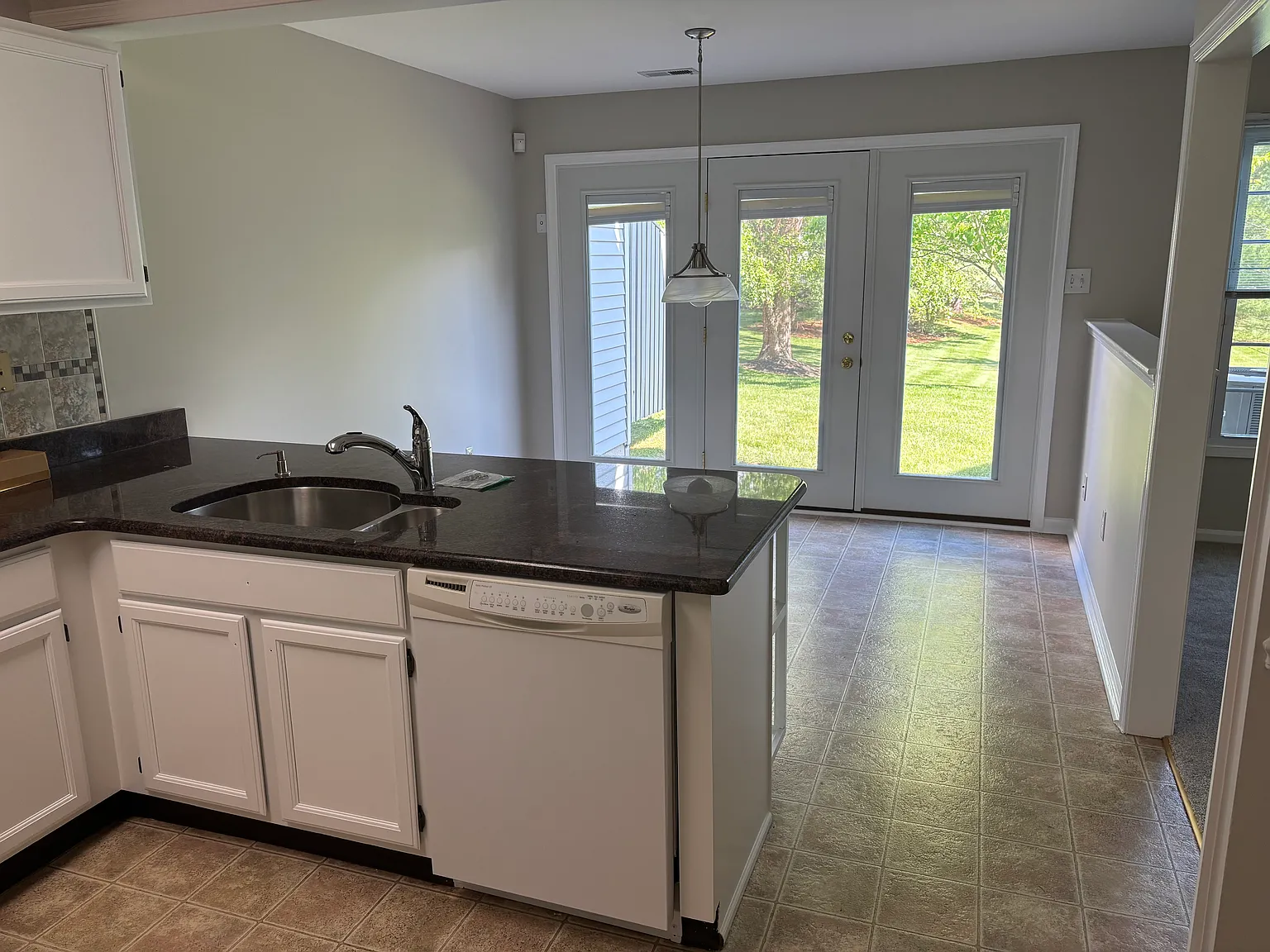 3 bed, 2300 sqft, $3,400 — Photo 4