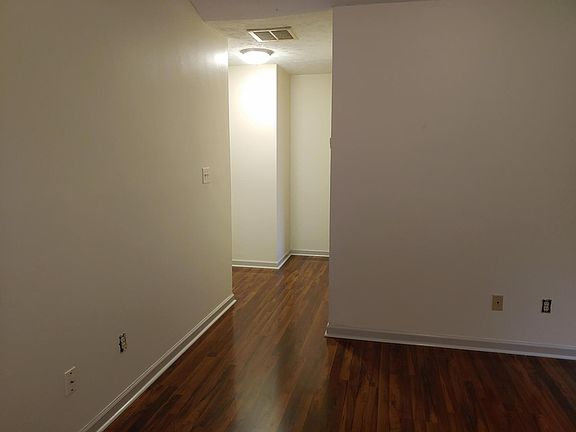 3rd image of 728 Graftons Mill Ln