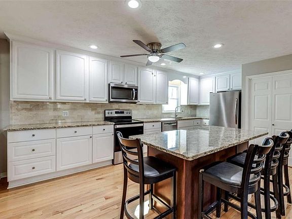 5th image of 3482 Staci Ct NE