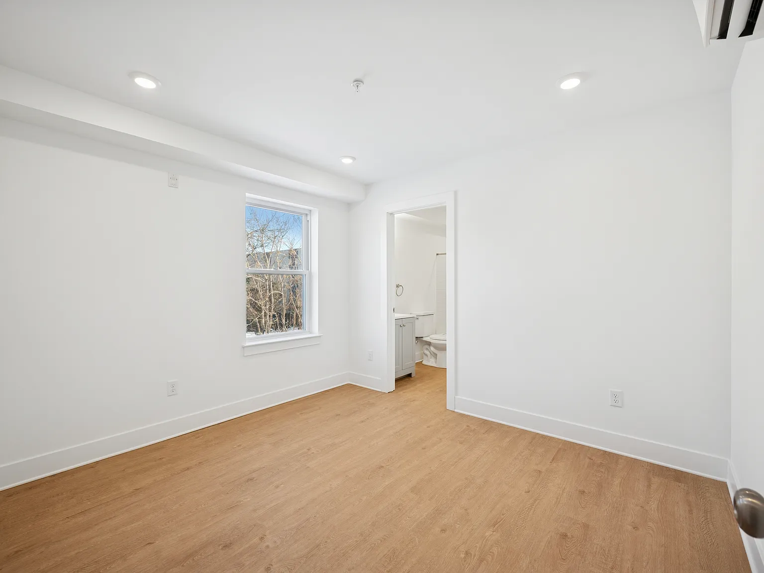 3 bed, 984 sqft, $2,400 — Photo 2