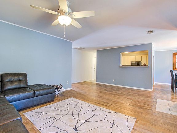 3rd image of 607 Greencastle Dr