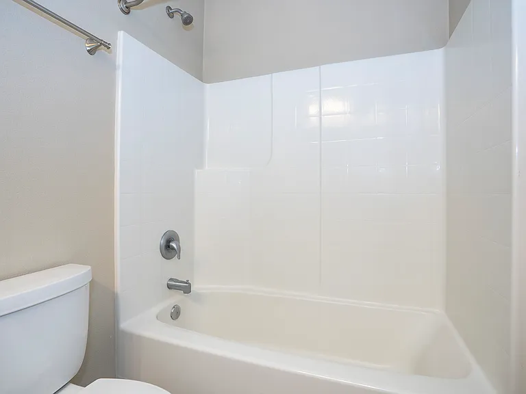 627 N Fife St — Photo 5