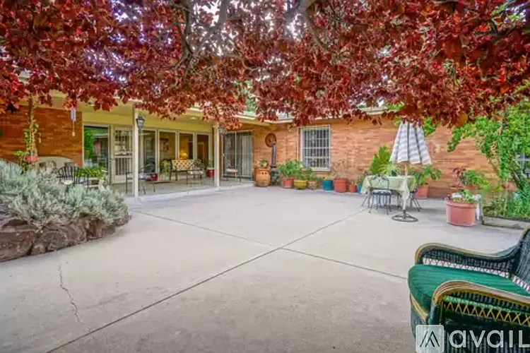 713 Montclaire Dr NE — Photo 4