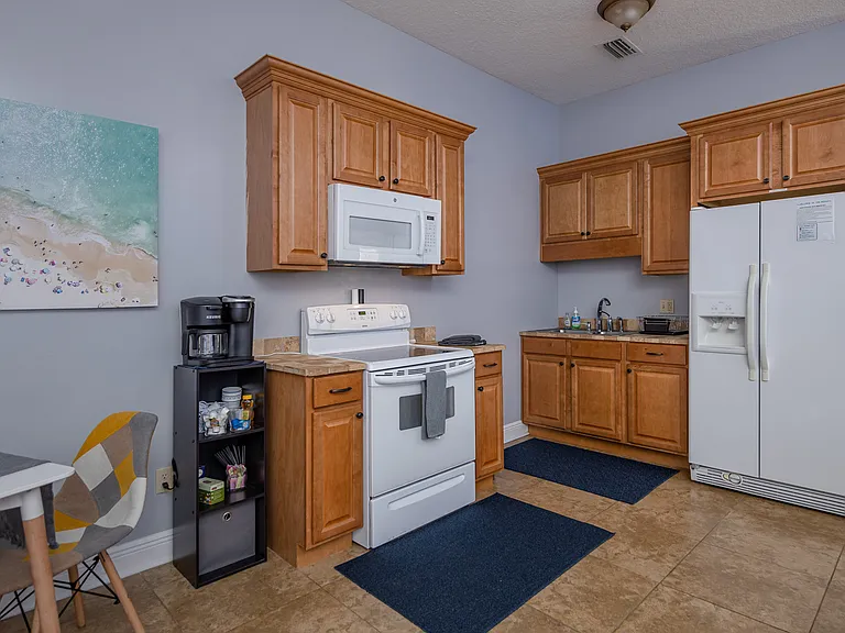 204 Bradley Dr — Photo 3