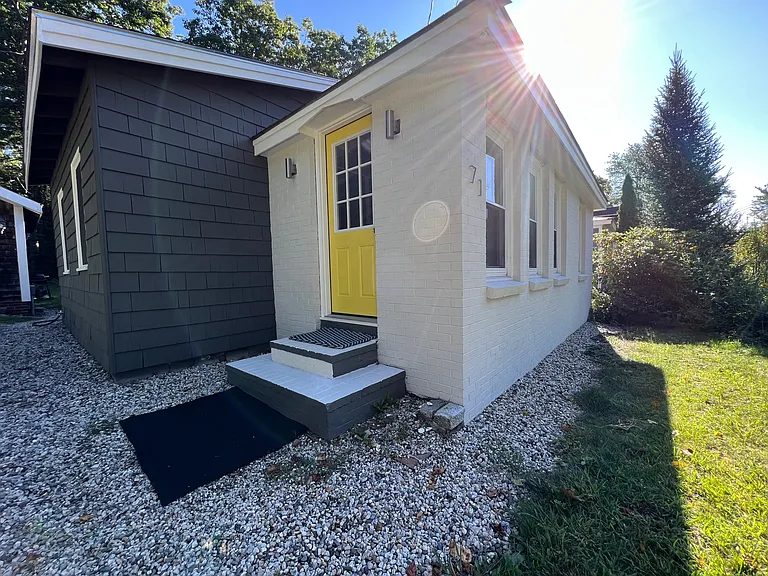 71 Underwood Rd — Photo 1