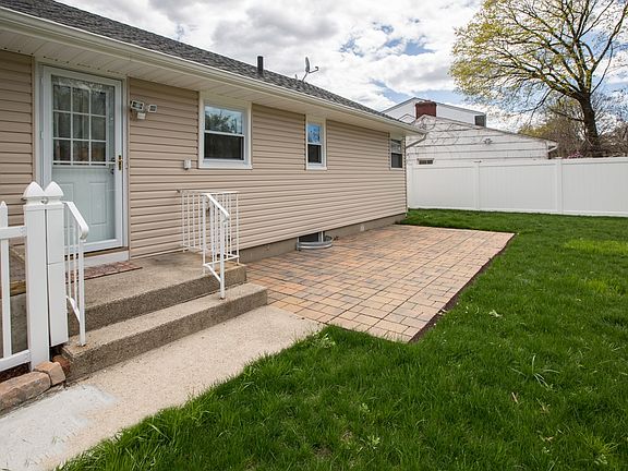 3rd image of 3 Cedartree Ln