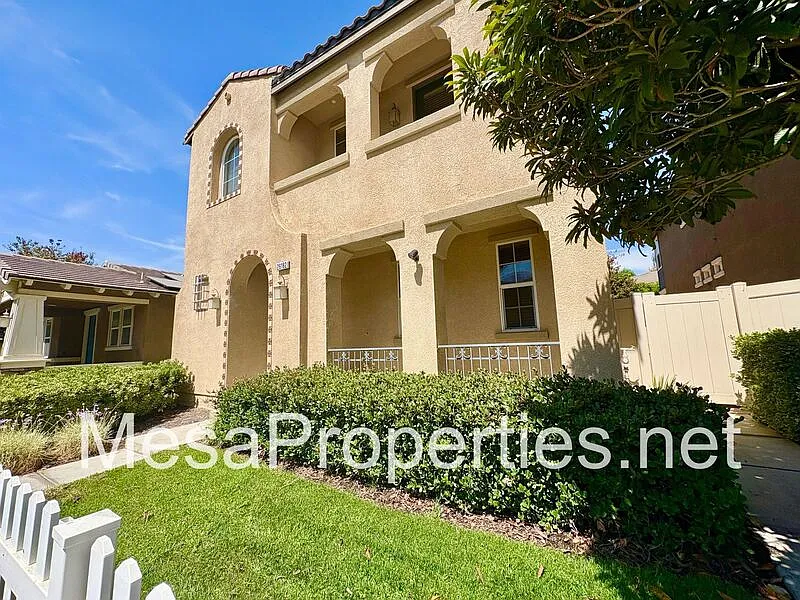 4 bed, 2.5 bath, 2215 sqft, $3,200 — Photo 2