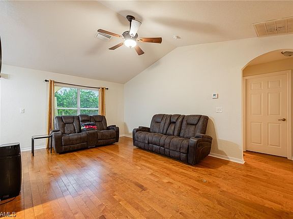 4th image of 409/411 Chalet Ave S