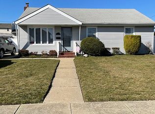 4017 Ralph St S, Seaford, NY 11783